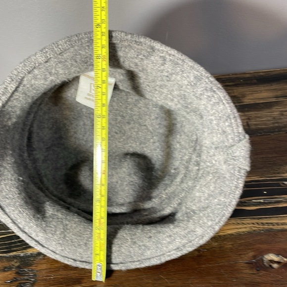 Cute grey wool hat in 100% wool. Fits average size head. Wool “flower” - Picture 8 of 10